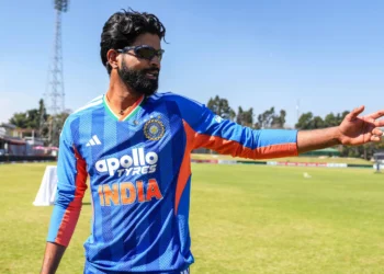 Shreyas Iyer Hugs Parents Following India’s Thrilling Victory in 1st T20I