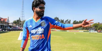 Shreyas Iyer Hugs Parents Following India’s Thrilling Victory in 1st T20I